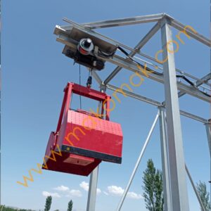 MAKOMAK heavy-duty spring-driven cable reel for grab energy supply in outdoor industrial sites.